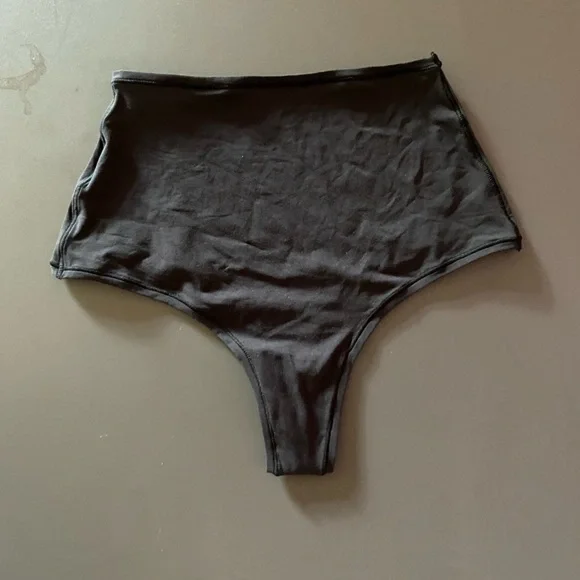 Skims fits everybody high waist thong
Shade onyx
Retail $18 - Picture 2 of 3
